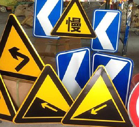 大渡口标识标牌中颜色的确定是很重要的。